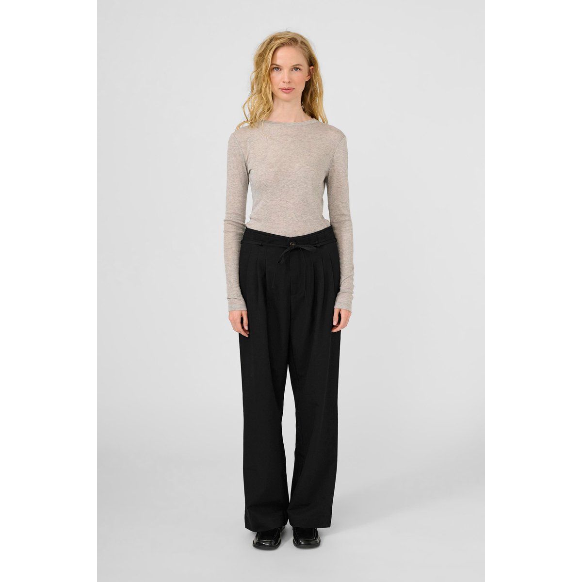 Hose mit hohem Bund und weitem Bein