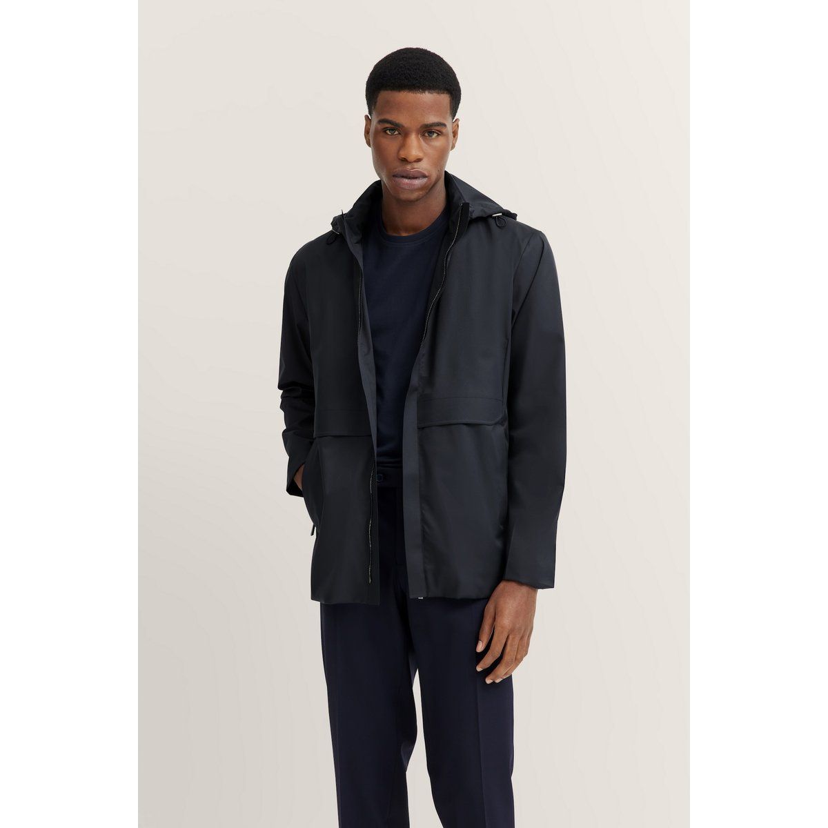 Wasserabweisende Herrenjacke mit Kapuze