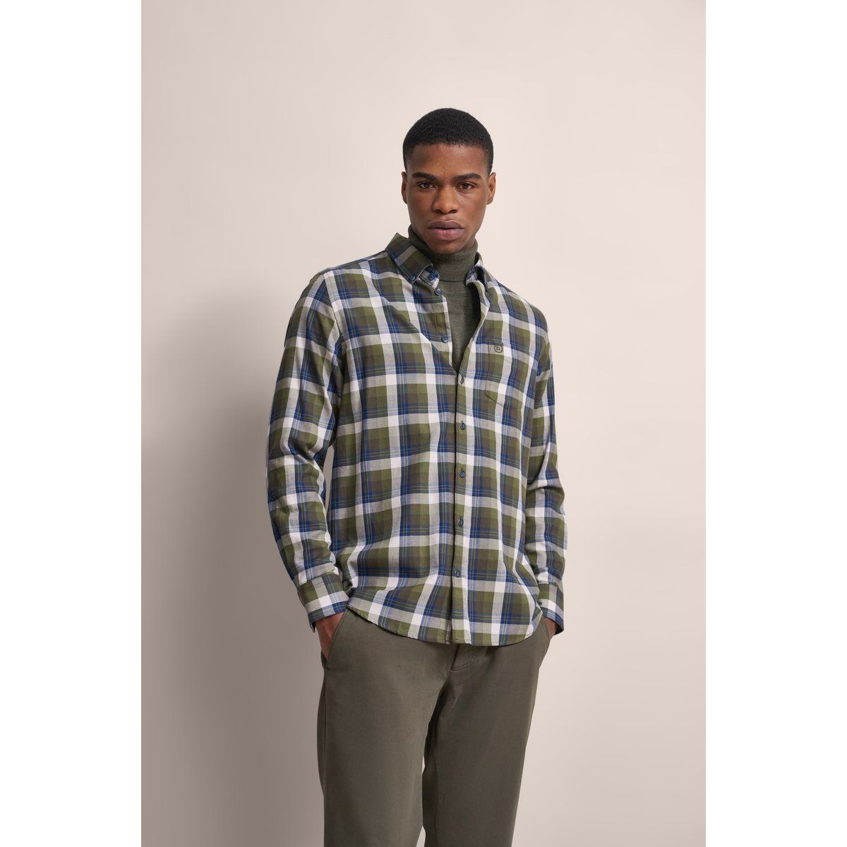Modernes kariertes Button-Down-Hemd