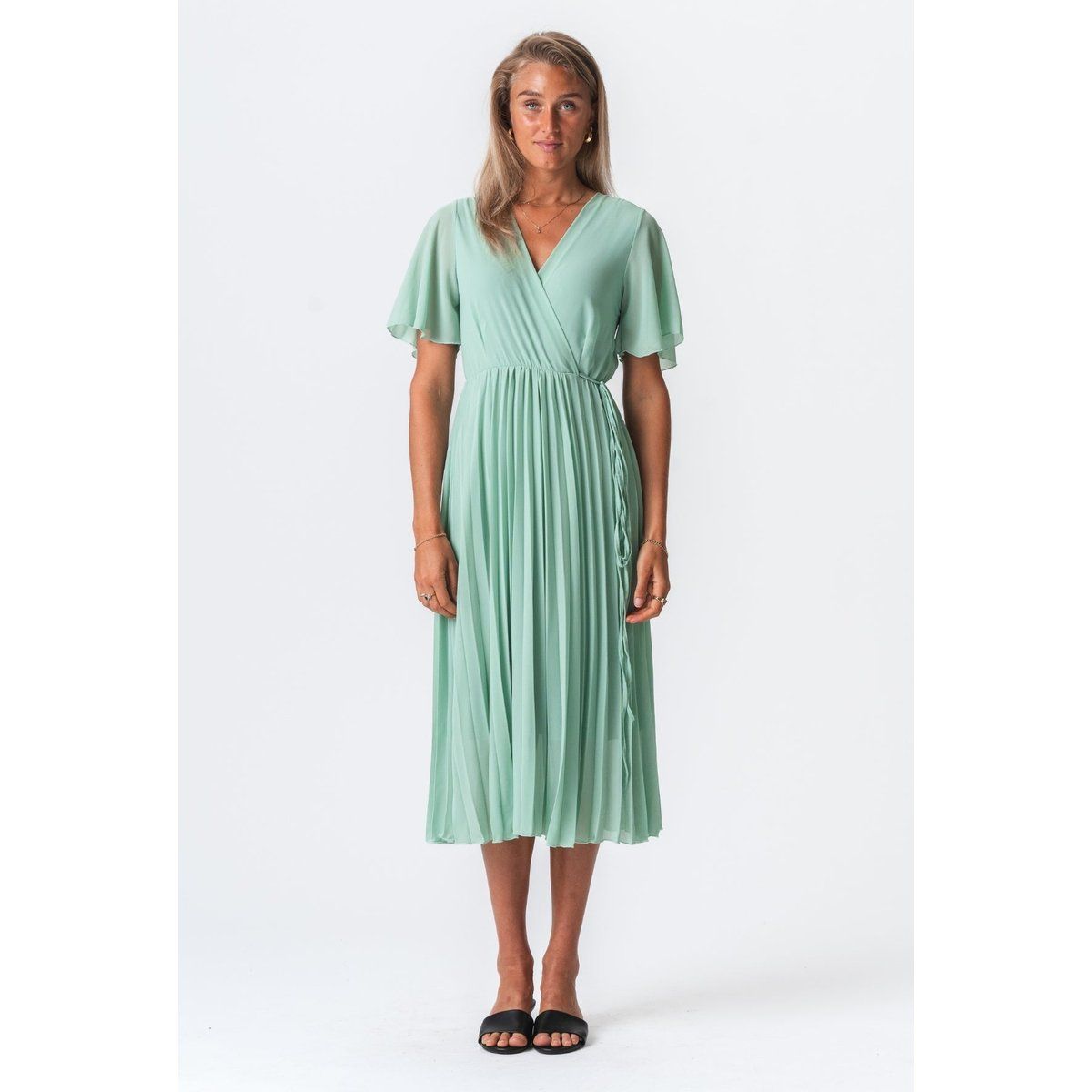 Elegantes plissiertes Midi-Wickelkleid