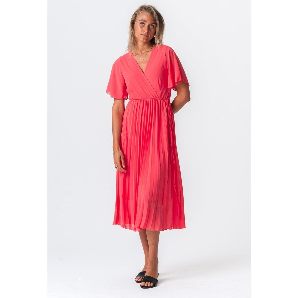 Korallenfarbenes Plissee-Midikleid mit Flatterärmeln
