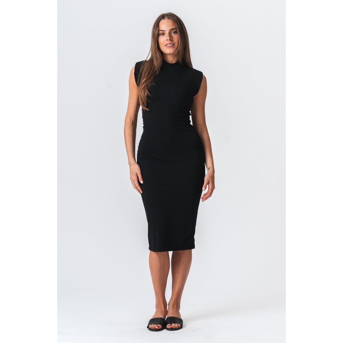 Ärmelloses Midikleid mit hohem Kragen