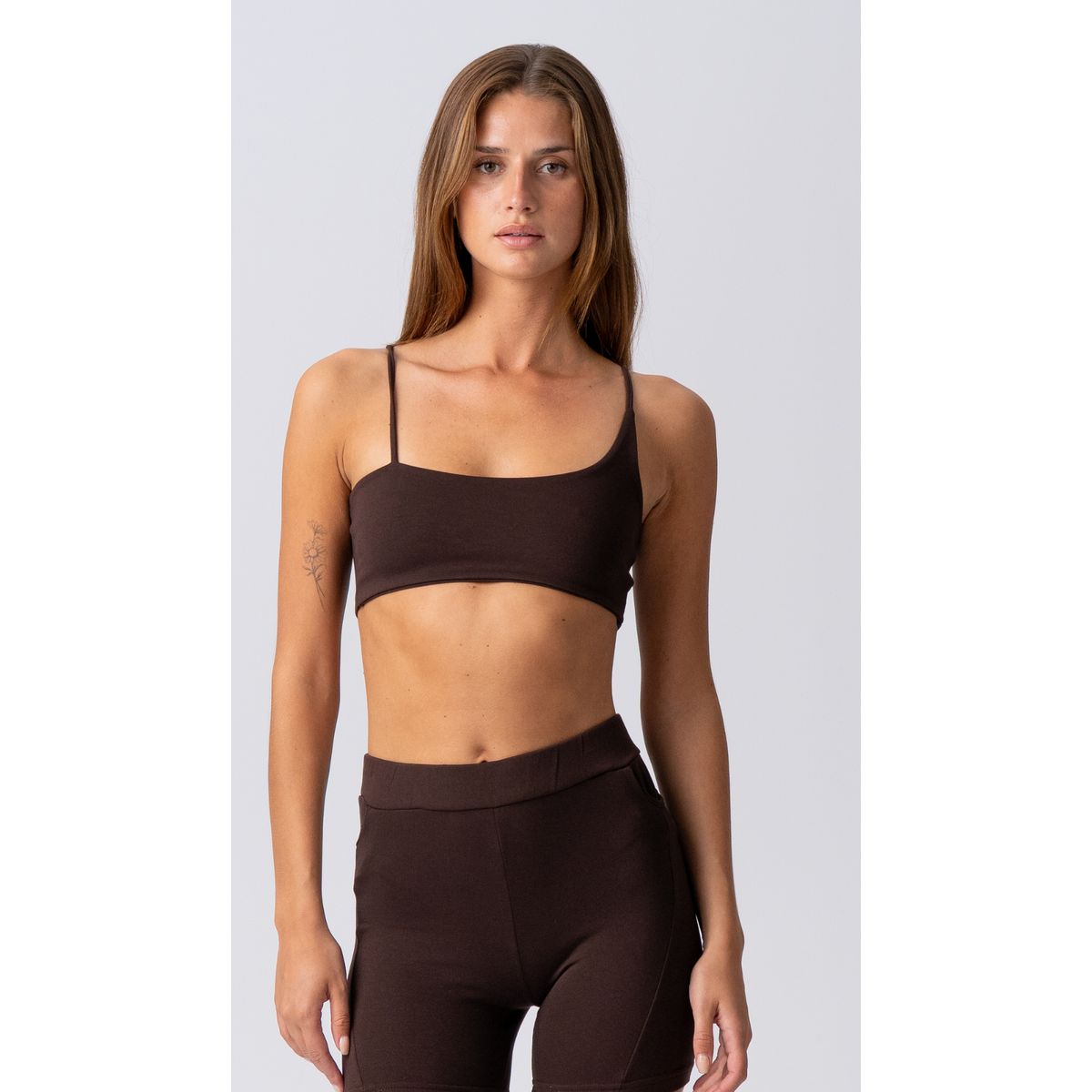Minimalistisches braunes Mini-Top mit Trägern