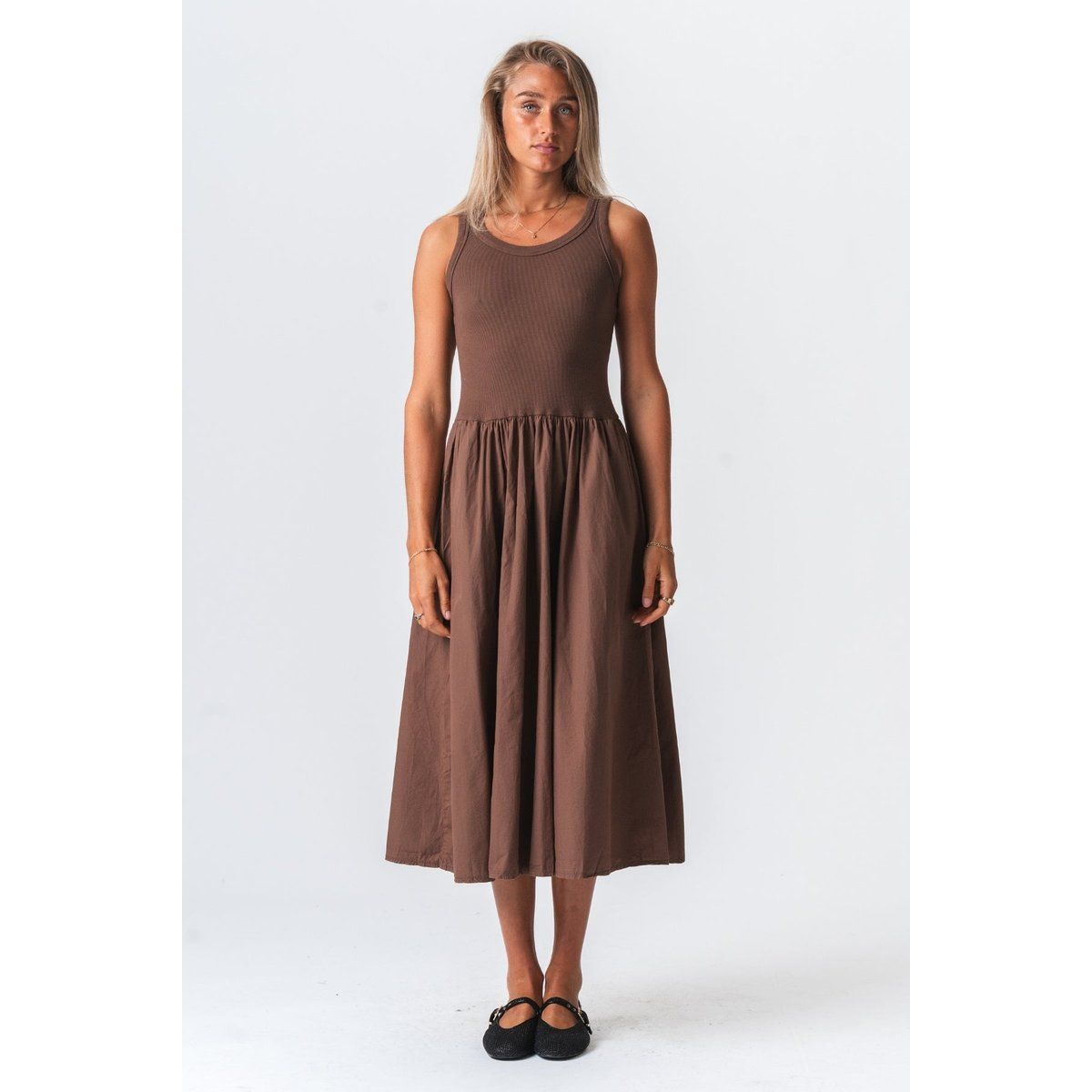 Braunes ärmelloses Midikleid