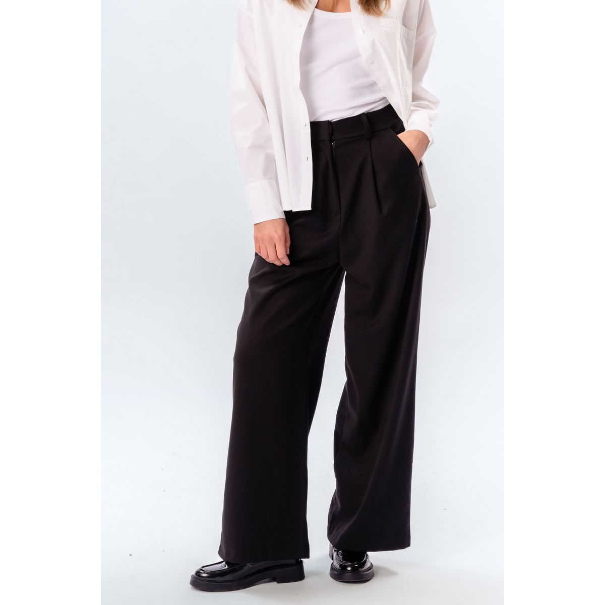 Schwarze, weitgeschnittene Faltenhose