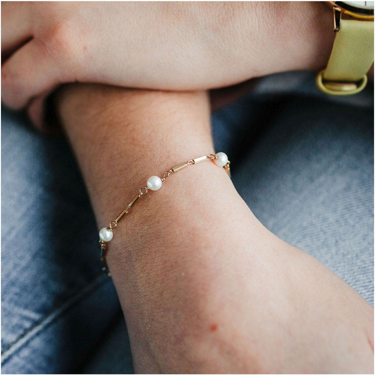 Perlen- und Goldkettenarmband
