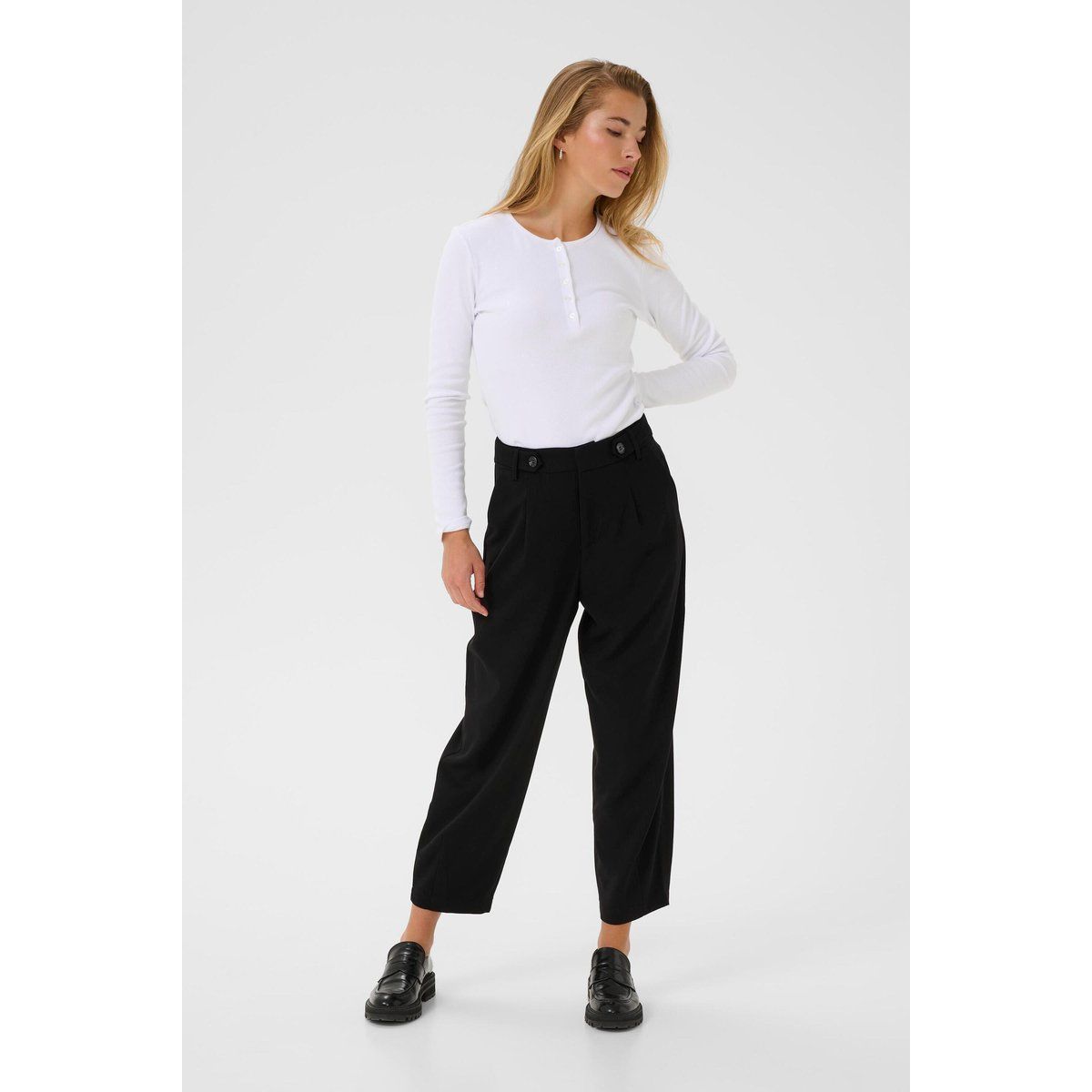 Hoch taillierte, verkürzte schwarze Hose