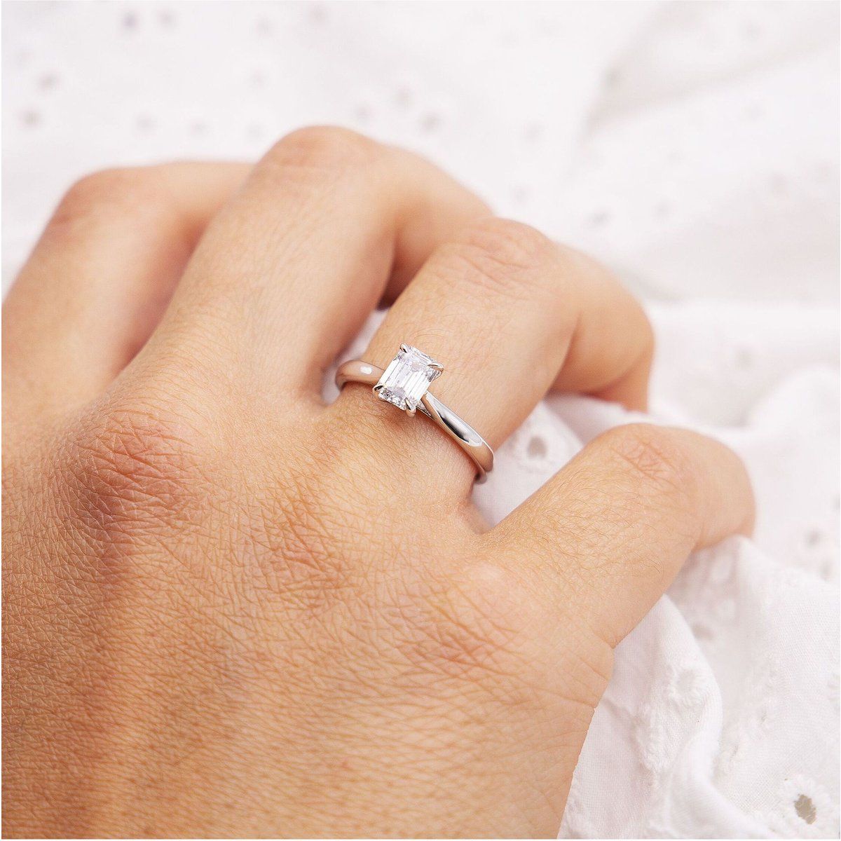 Ring mit Diamant im Smaragdschliff
