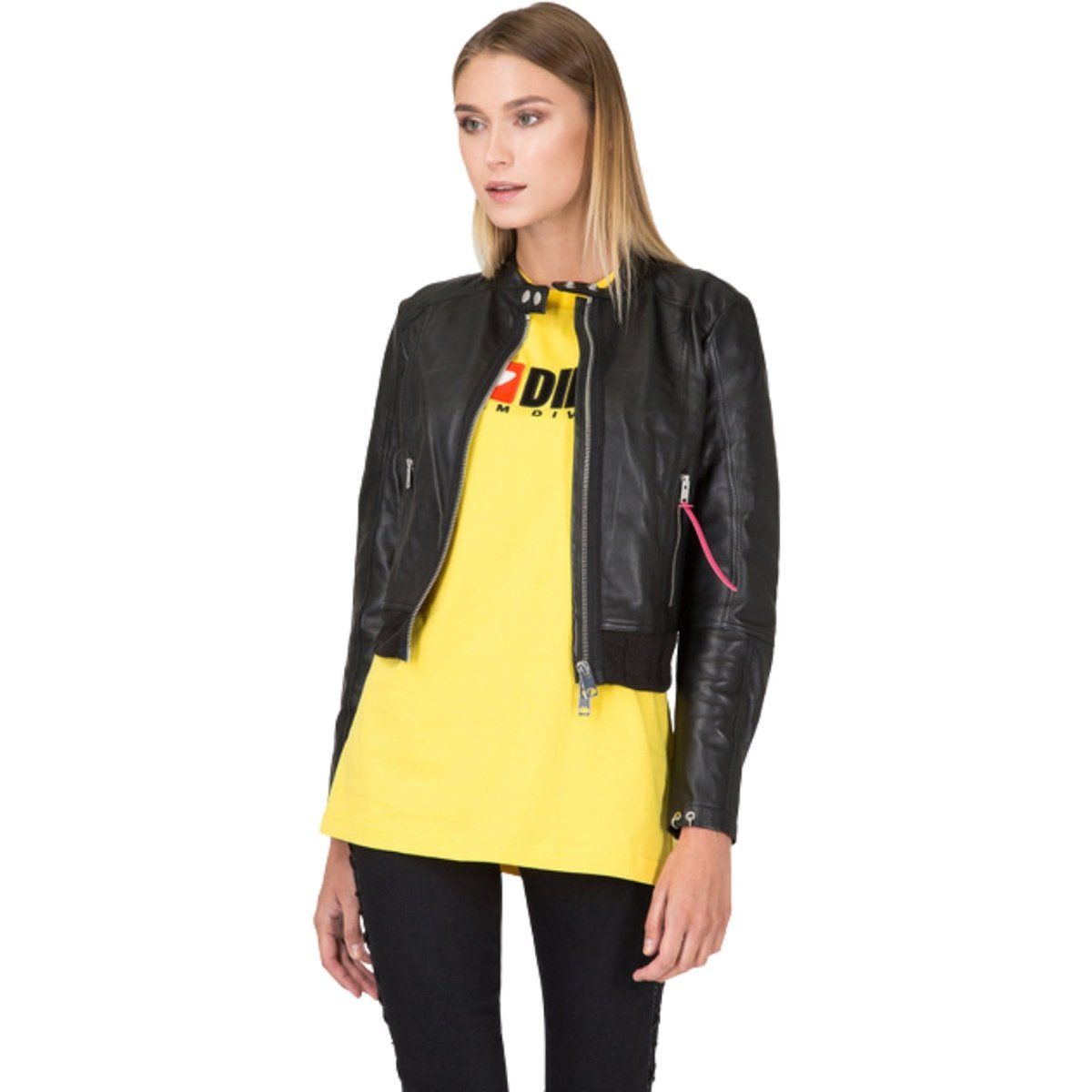 Kurze Schwarze Lederjacke im Bikerstil