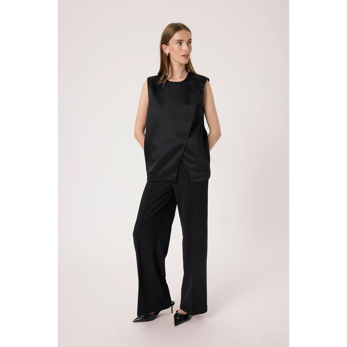 Ärmelloses asymmetrisches Satin-Top