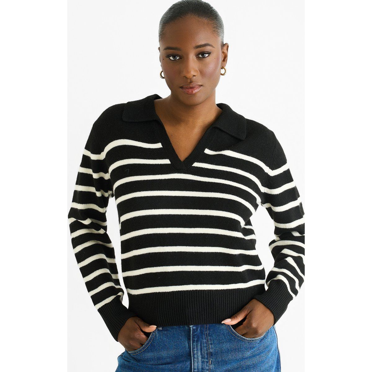 Gestreifter Strickpullover mit V-Ausschnitt