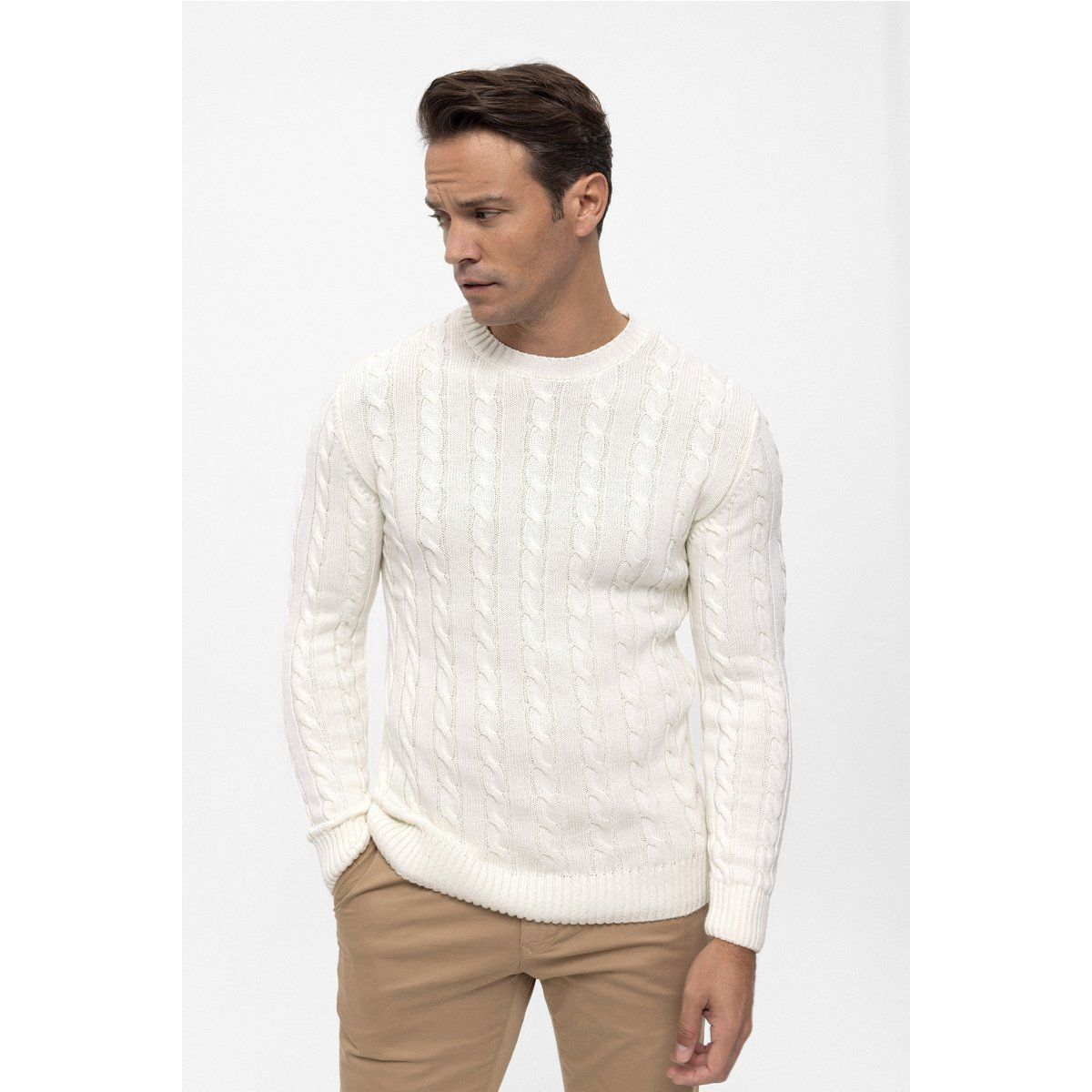 Klassischer Zopfstrickpullover mit Rundhalsausschnitt