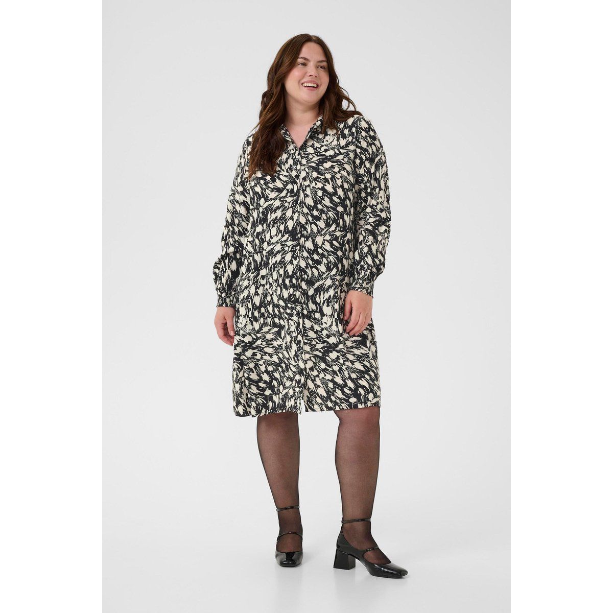 Locker geschnittenes Hemdkleid mit abstraktem Druck