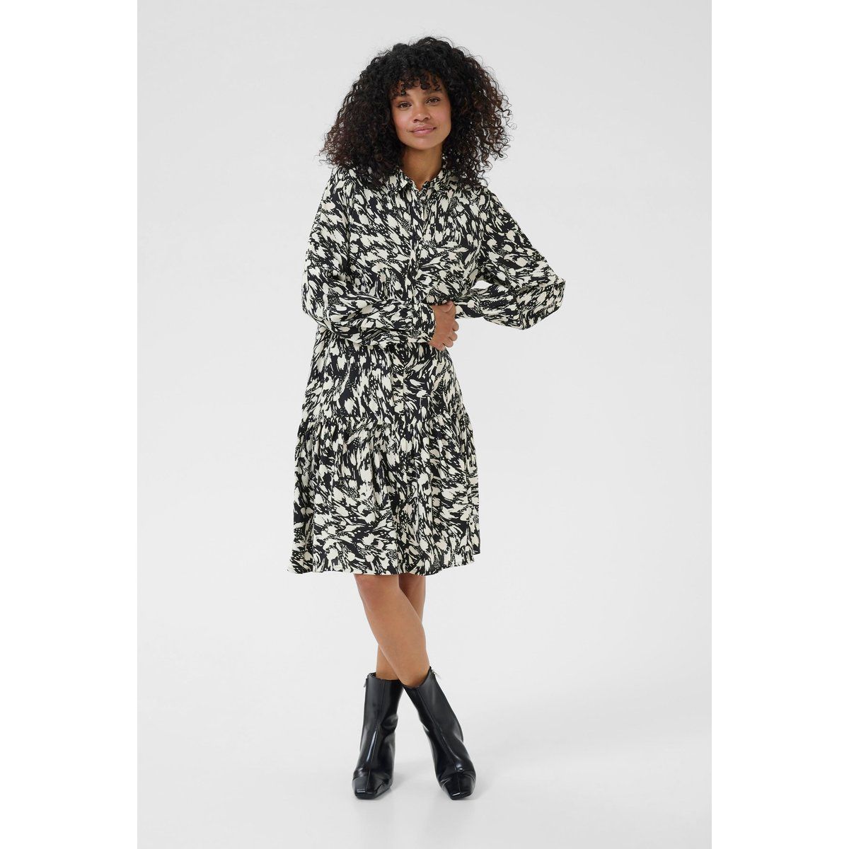 Locker geschnittenes Hemdkleid mit abstraktem Muster