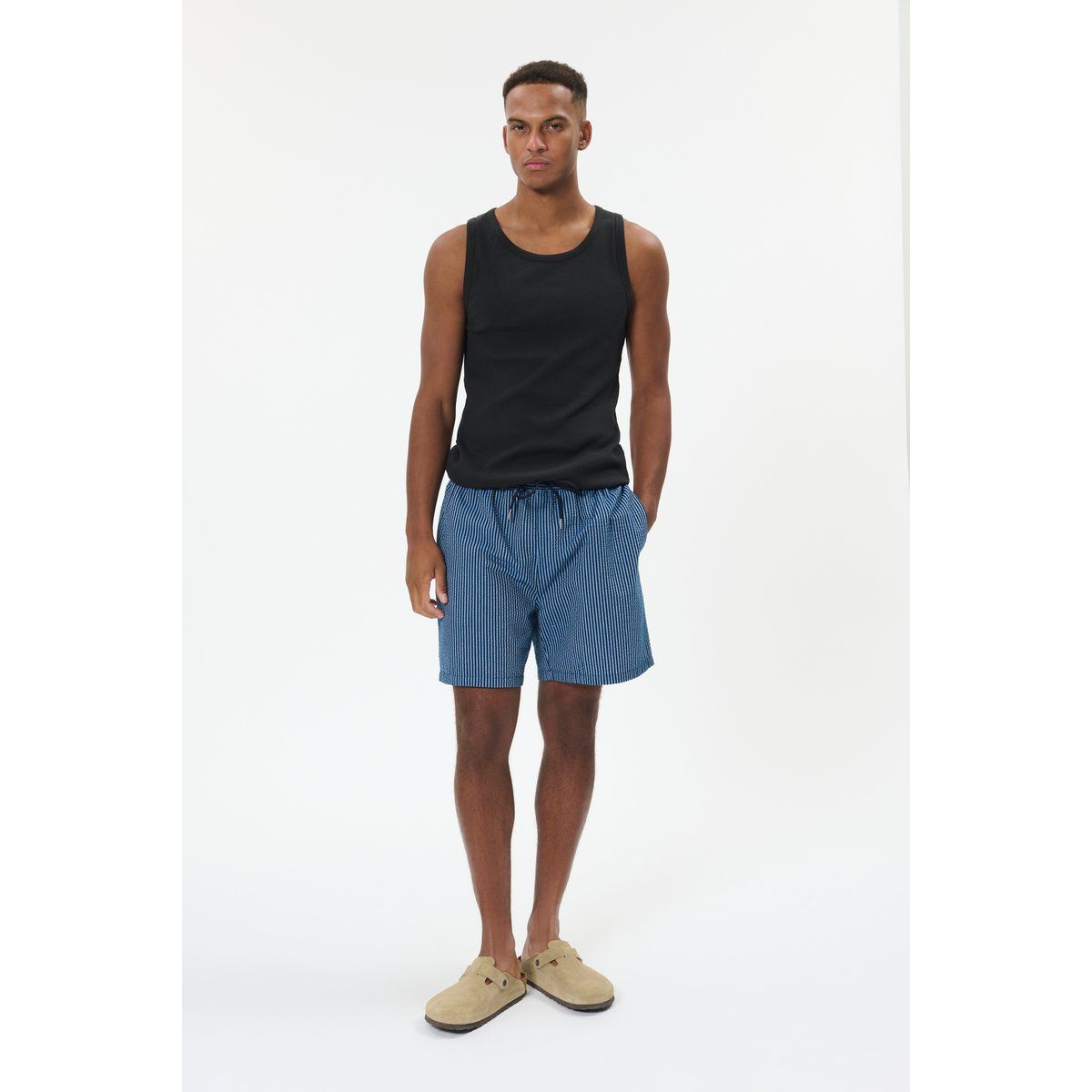 Relaxte Badeshorts mit Streifen