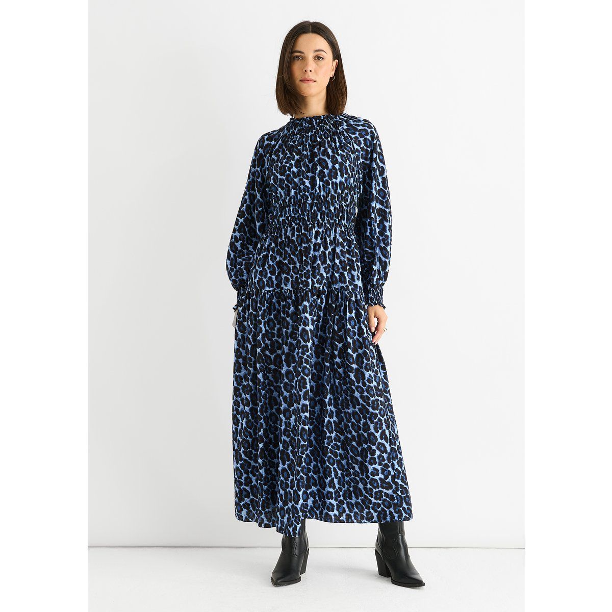 Maxikleid mit Tierdruck und hohem Kragen