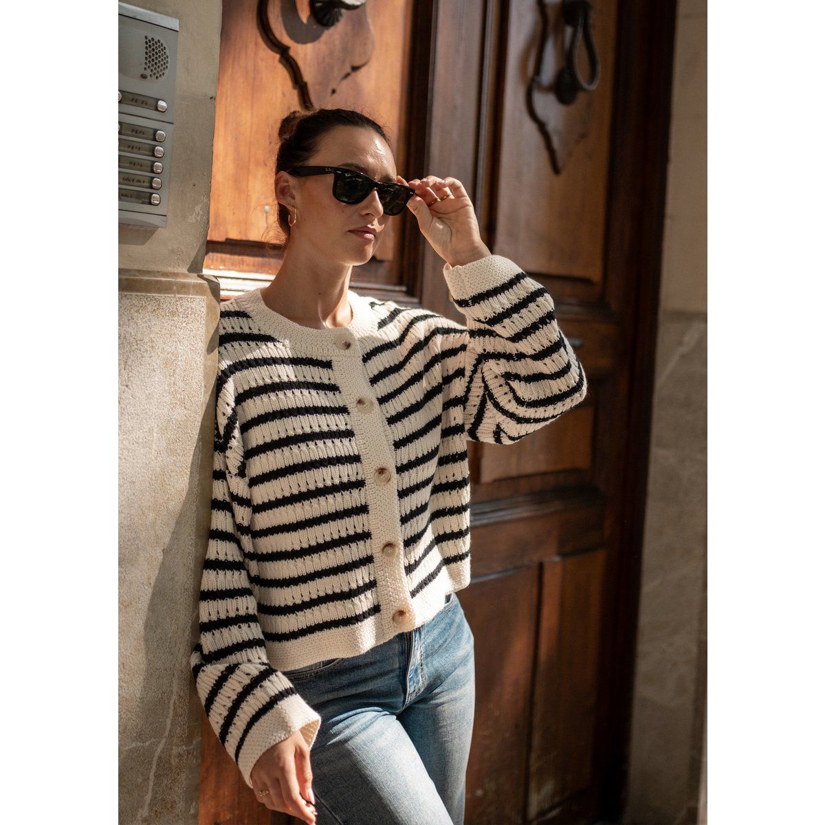 Gestreifte Crop-Strickjacke mit Zopfmuster