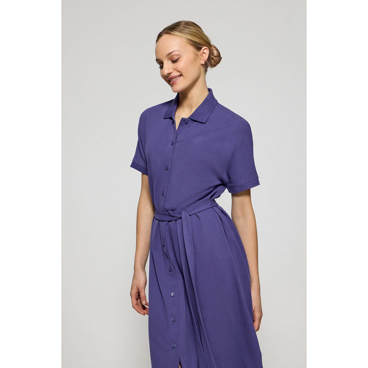 Midikleid mit Gürtel und Polokragen