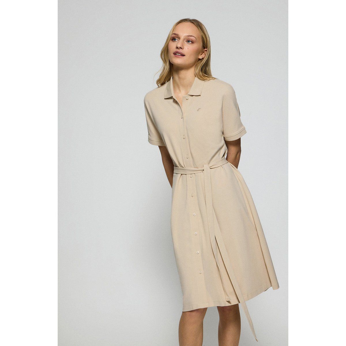 Beige Polo-Midikleid mit Gürtel und Logo