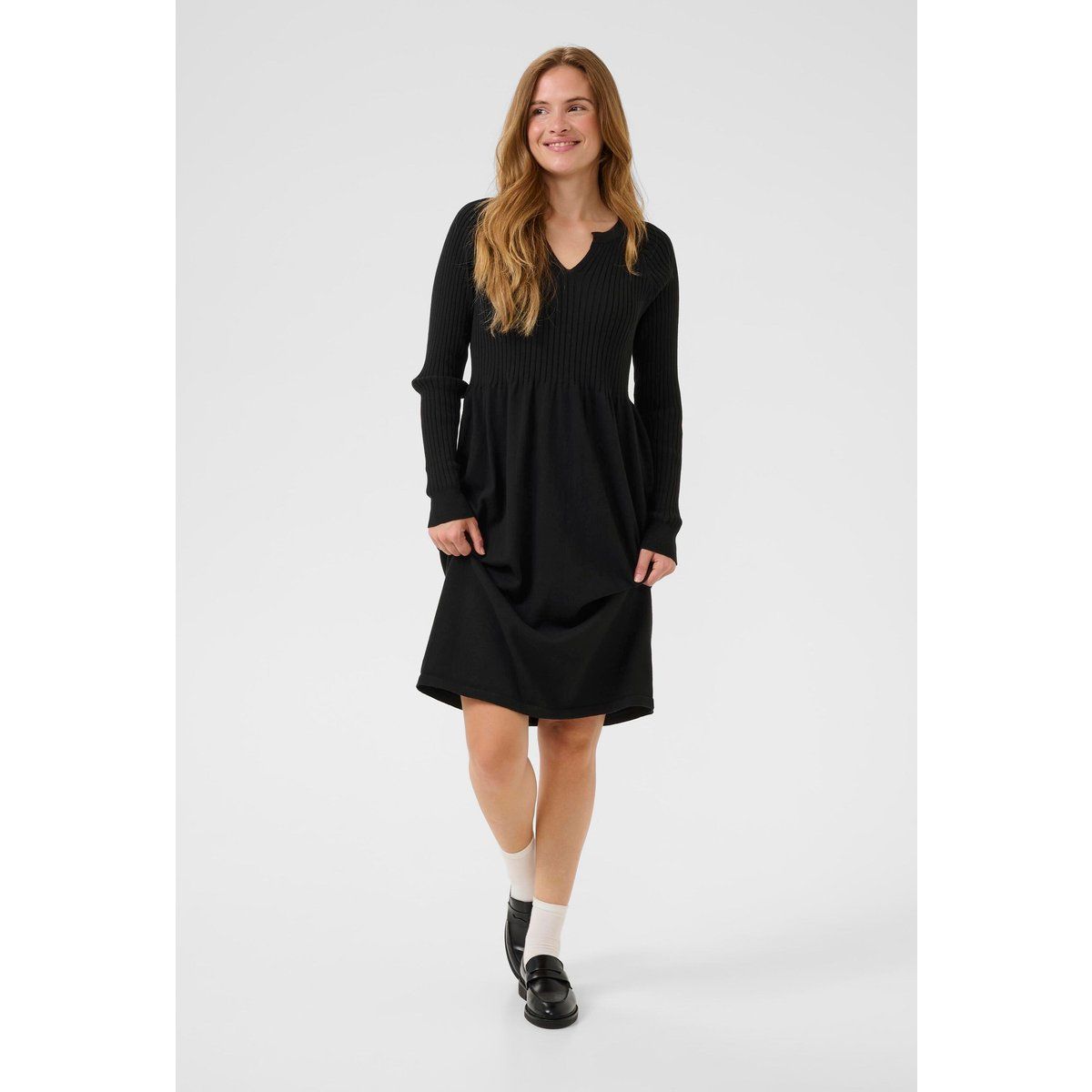 Langärmeliges Strickkleid mit V-Ausschnitt