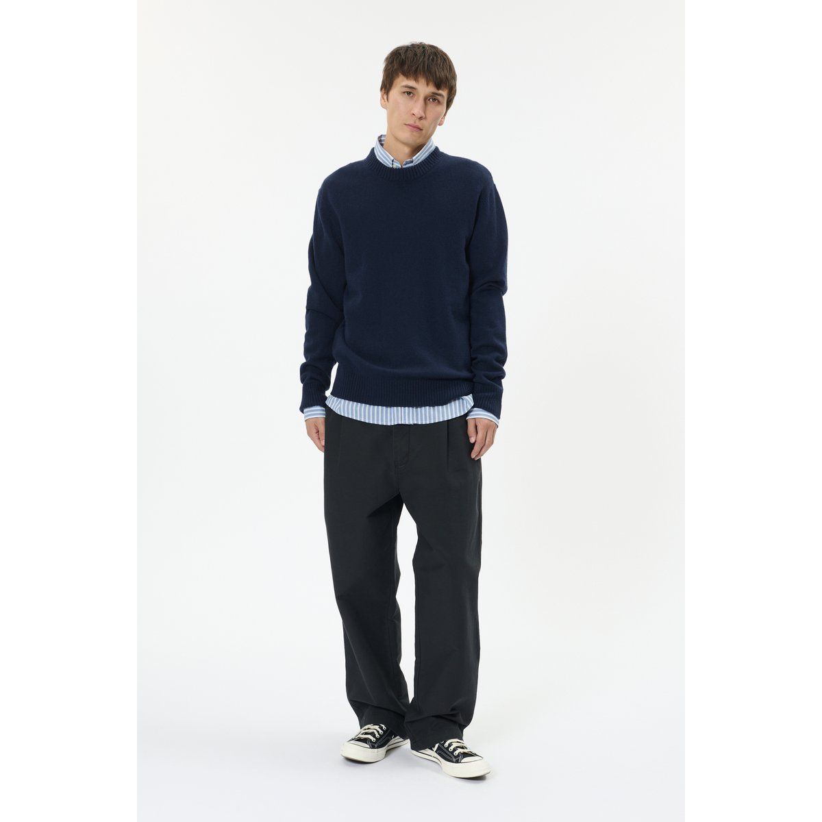 Klassischer marineblauer Rundhals-Pullover