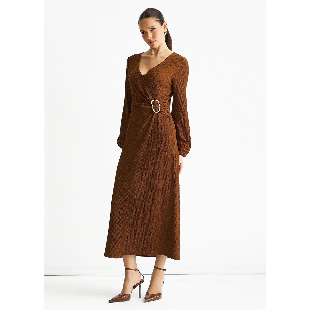 Braunes Jersey-Wickel-Midikleid mit Textur