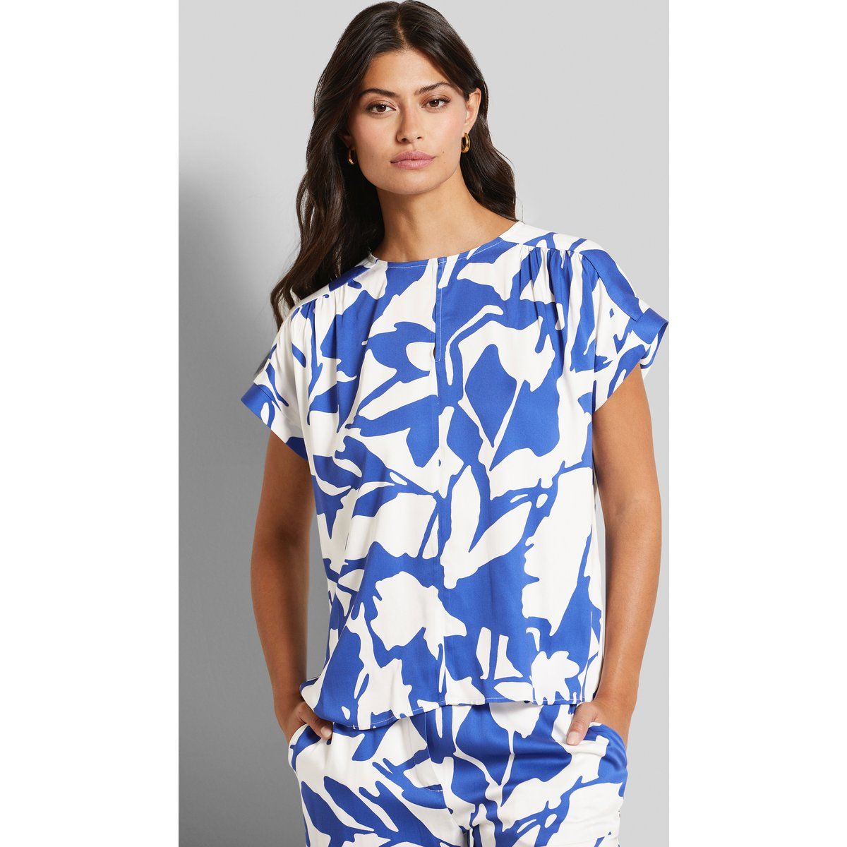 Blau-weiße Bluse mit floralem Muster