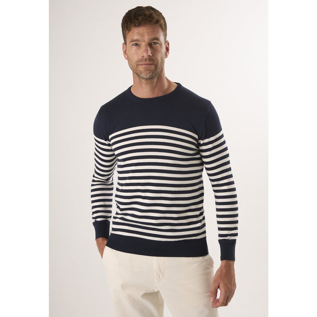 Klassischer gestreifter Rundhals-Pullover