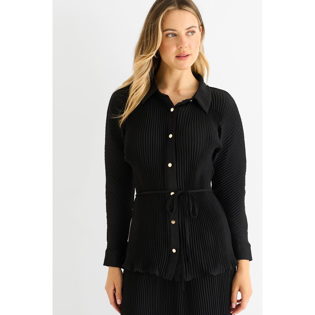 Schwarzes Plissee-Hemdkleid mit Knopfleiste