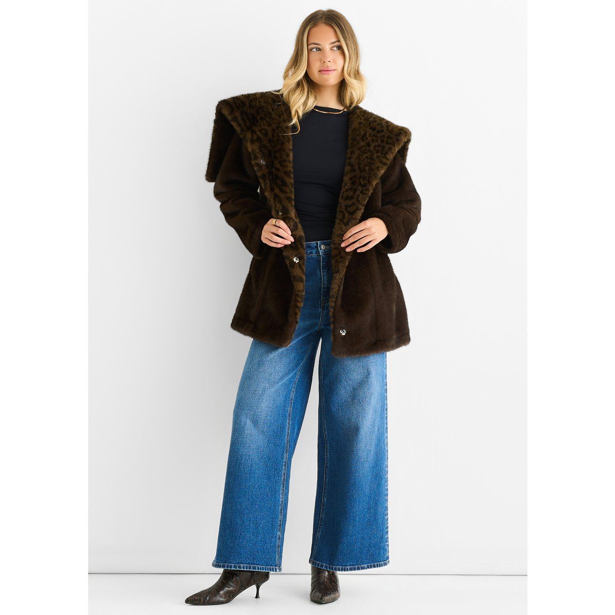 Jacke aus Kunstpelz mit Kapuze und Kontrastrevers