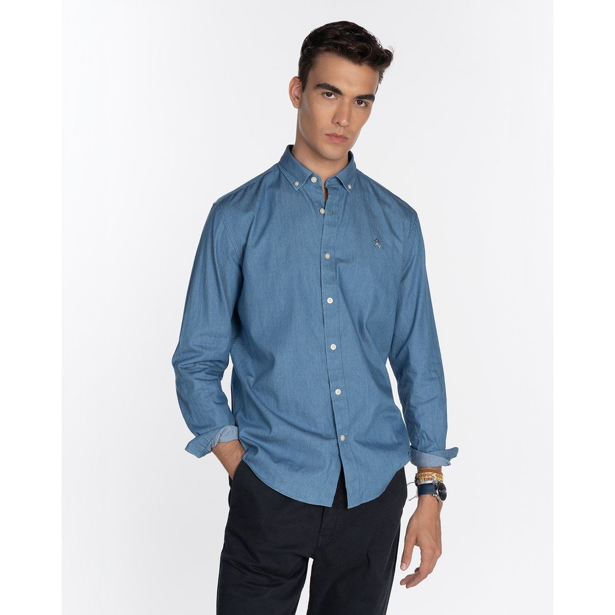 Klassisches Chambray-Button-Down-Hemd
