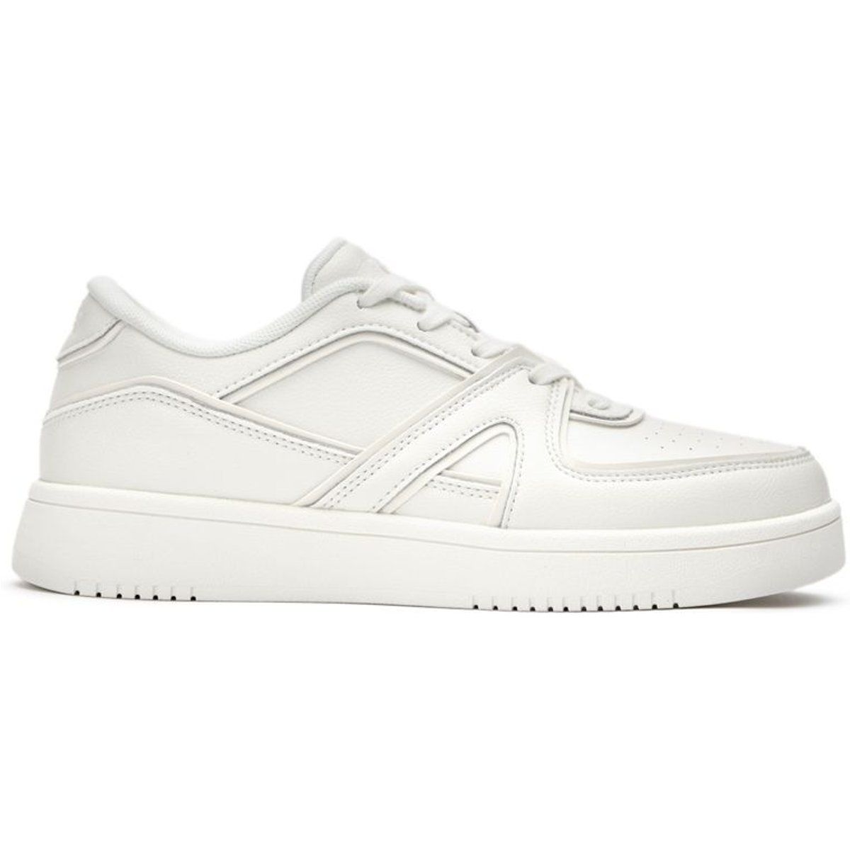 Sneaker in klassischer Court-Ästhetik