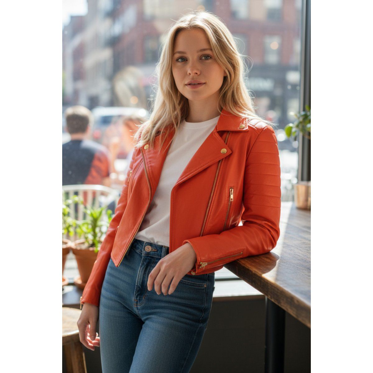 Kurze Orangefarbene Lederjacke im Brando-Bikerstil