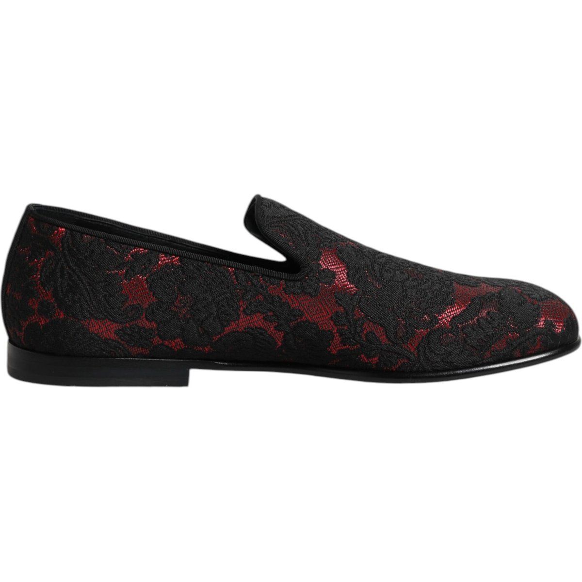 Schwarze und rote Slipper mit Spitzenmuster