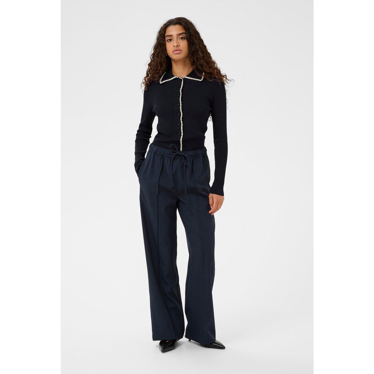 Schmal geschnittene Strickjacke mit Rippenmuster