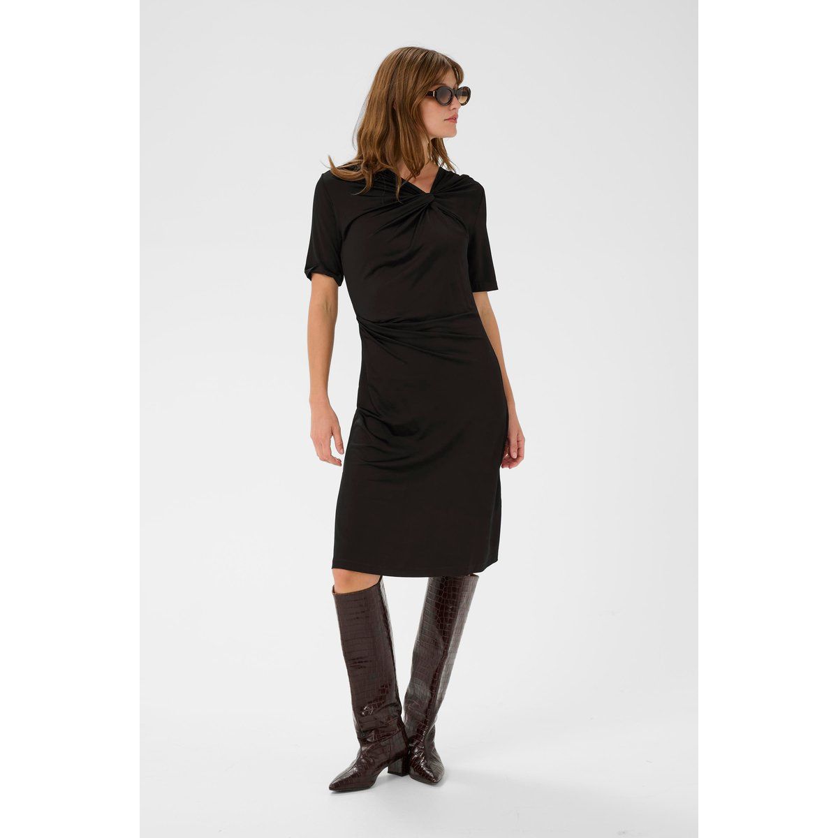 Knielanges Jerseykleid mit Drehdetail