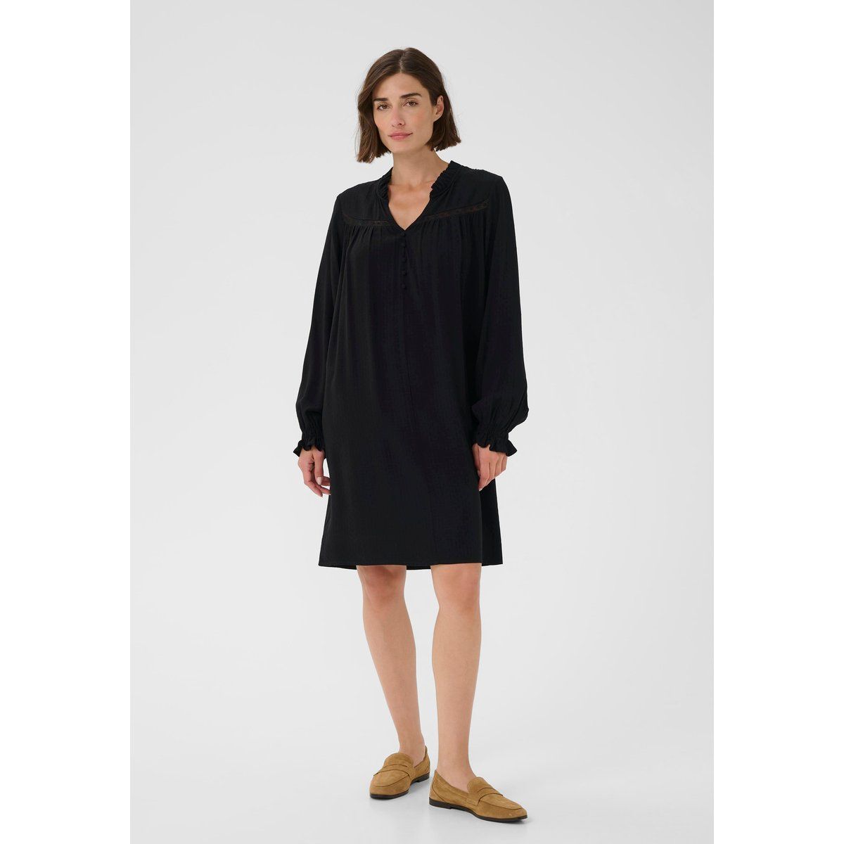 Schwarzes Kleid mit lockerer Passform und Rüschen