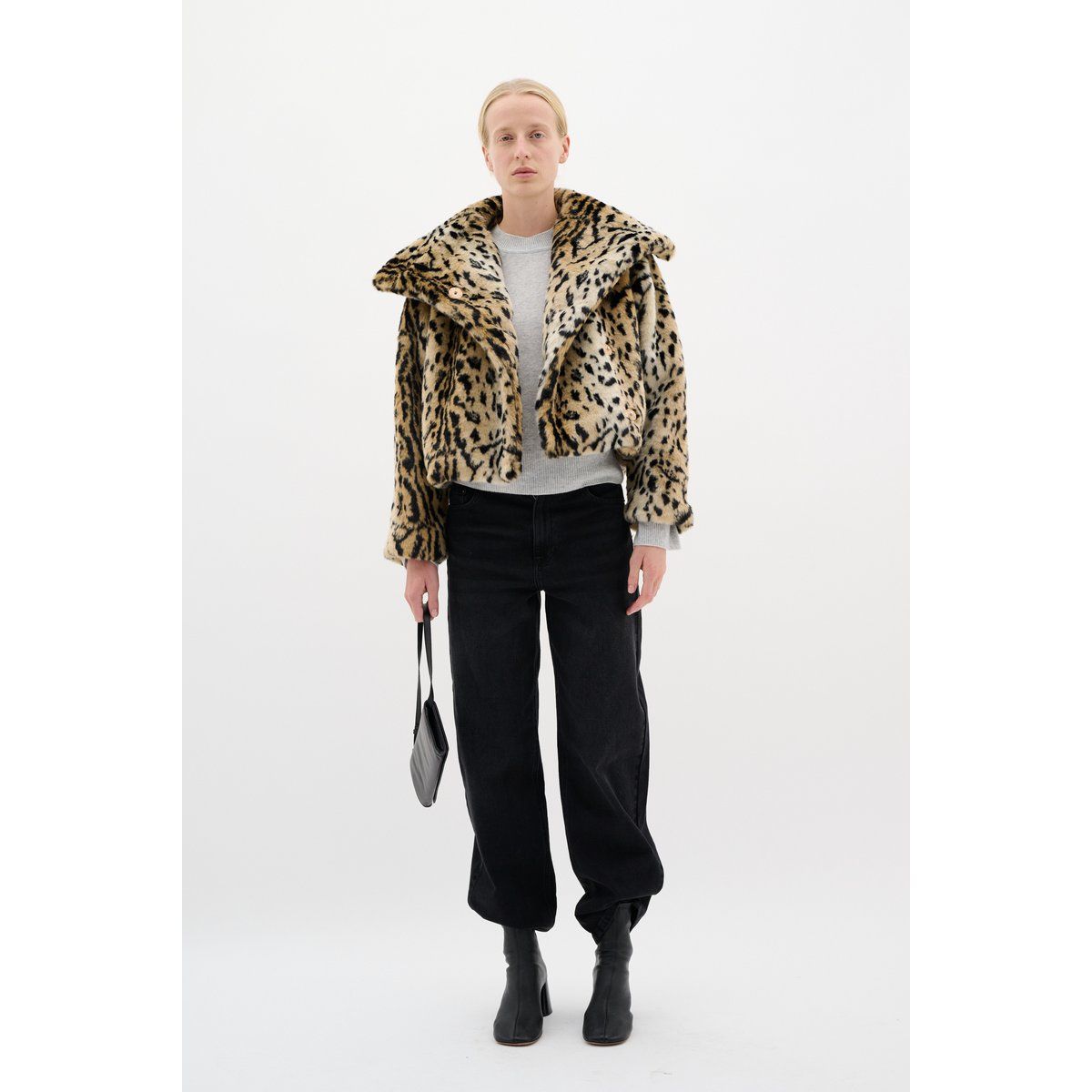 Kurze Kunstfelljacke im Leopardenlook