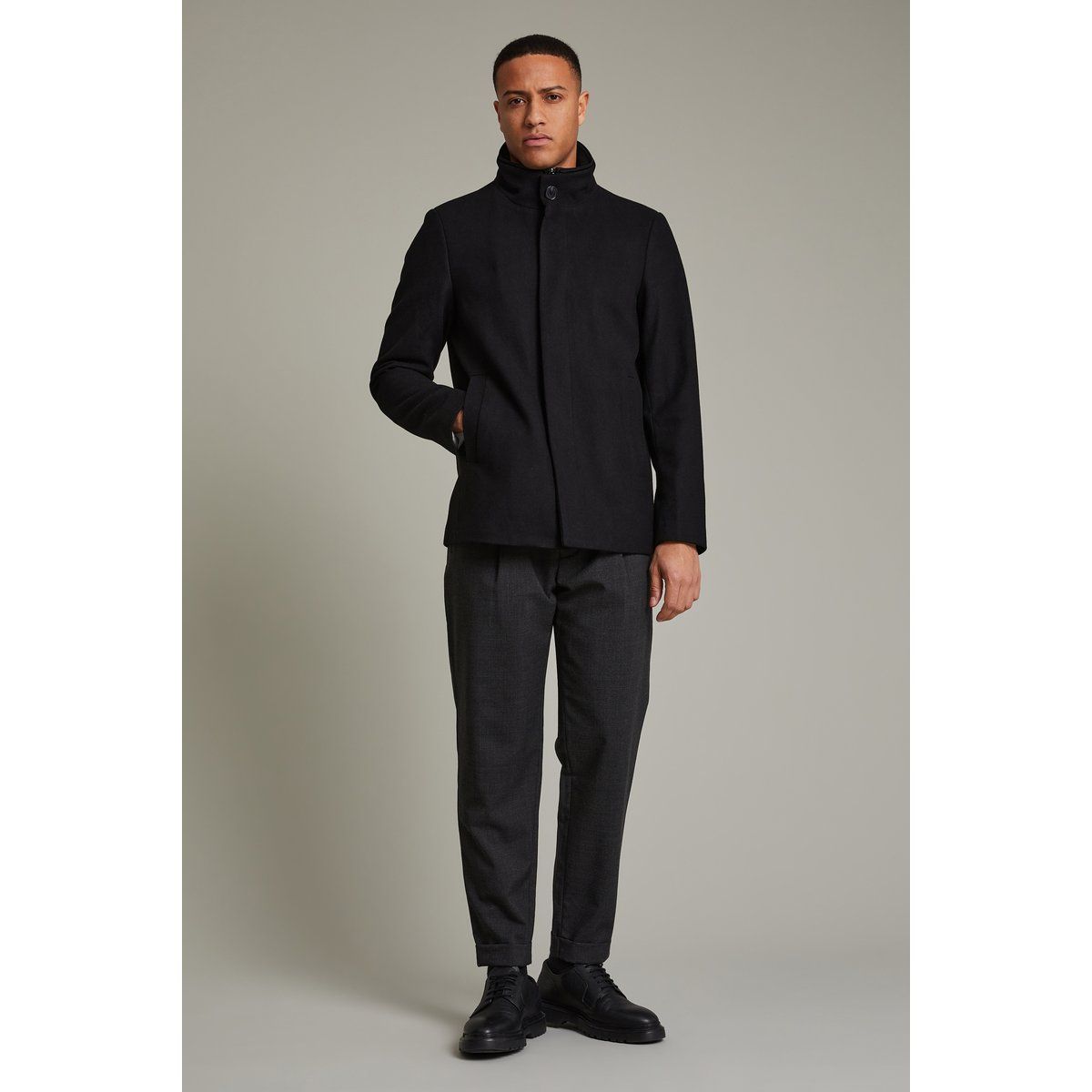 Kurze Jacke mit Trichterkragen aus Wollmischung