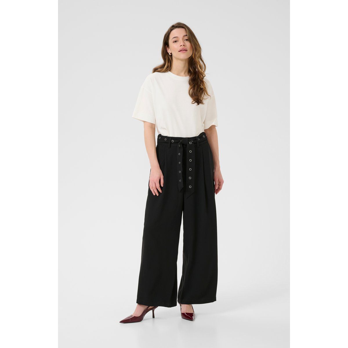Weite Hose mit Gürtel und hoher Taille