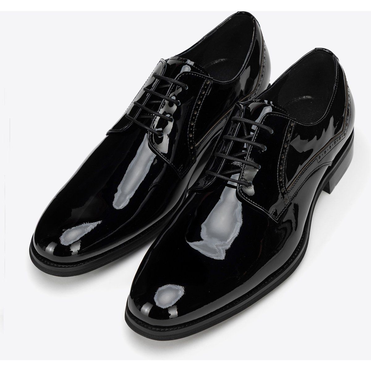 Klassische Derby Schuhe aus Lackleder
