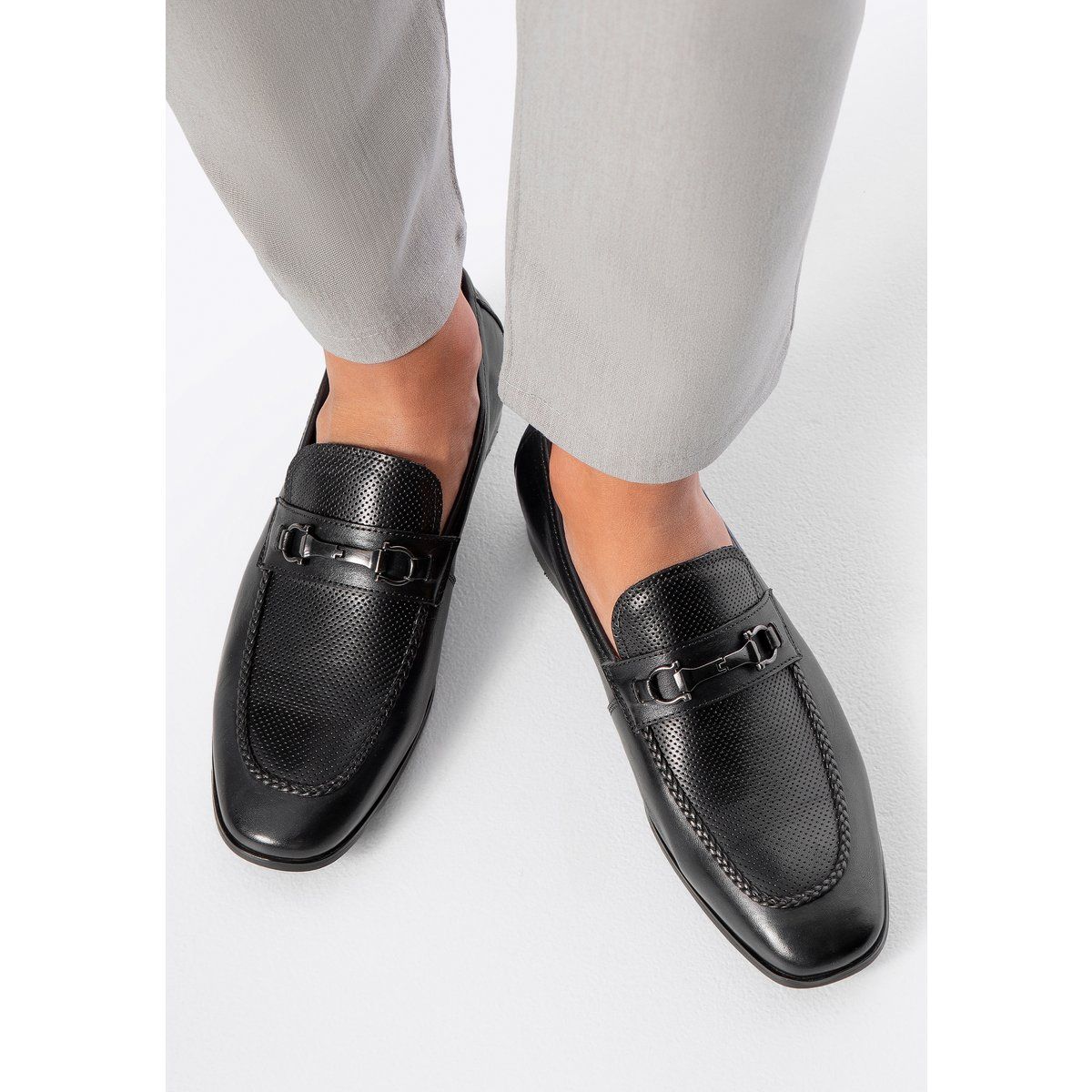 Klassische schwarze Leder-Slipper mit Trense