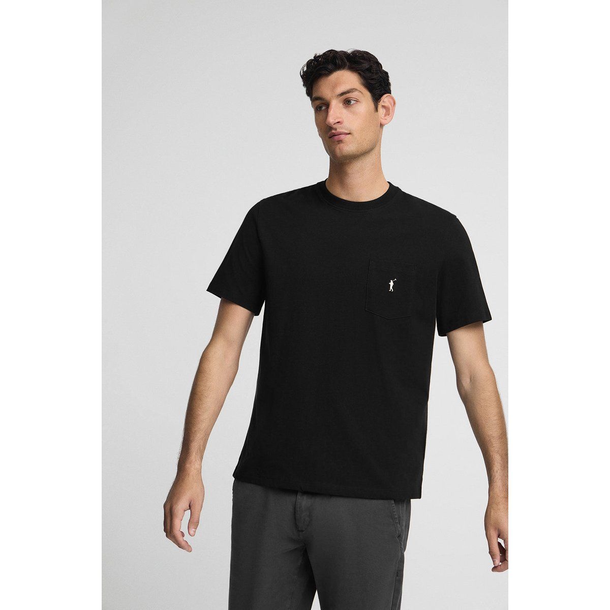 Klassisches schwarzes T-Shirt mit Tasche