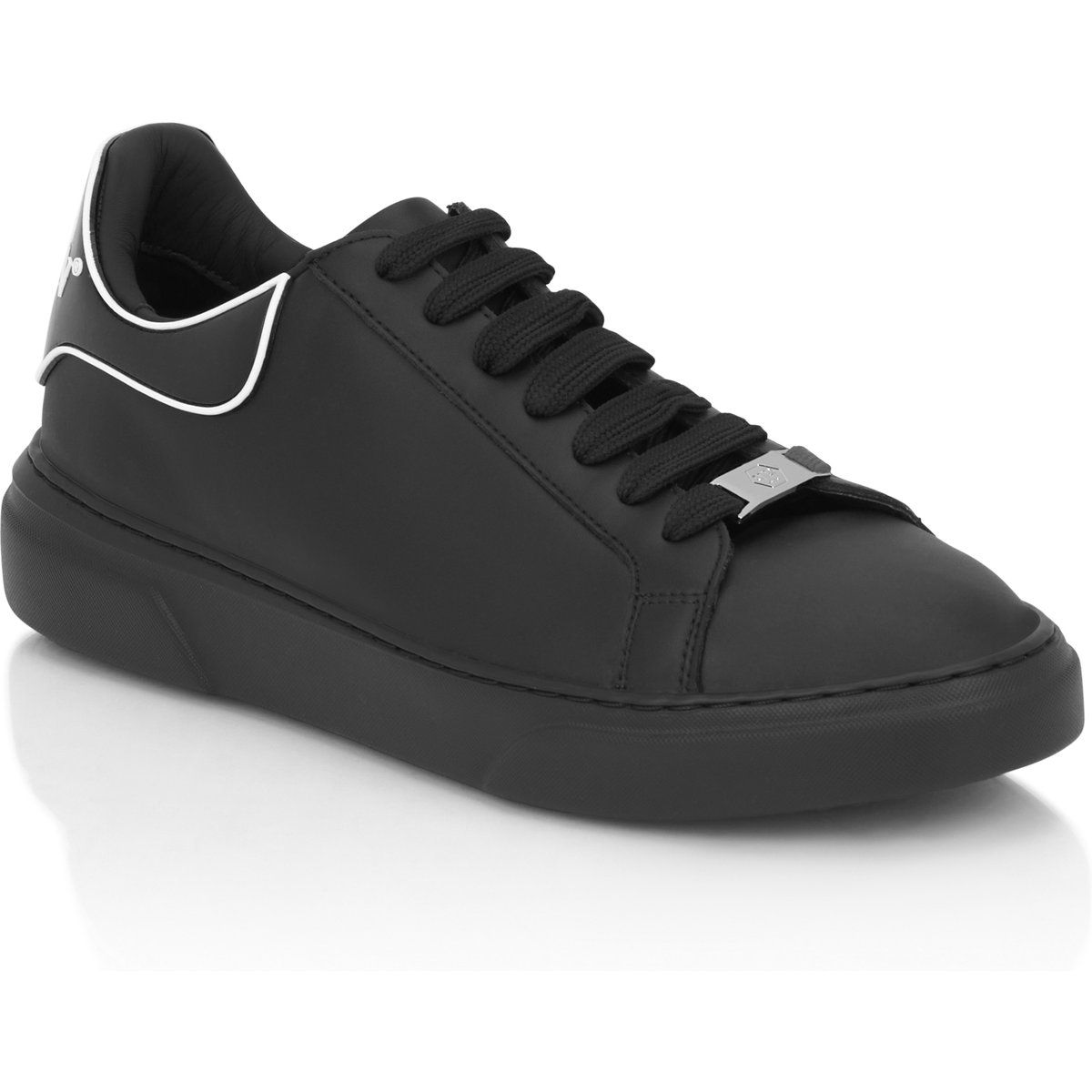 Minimalistische schwarze Lo-Top-Sneakers aus Leder