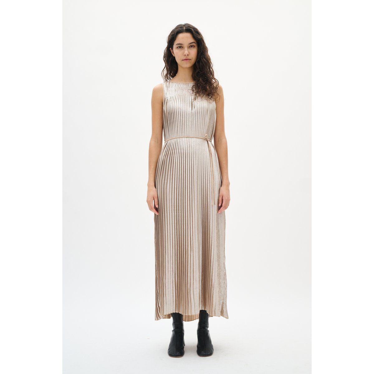Ärmelloses Plissee-Midikleid mit Gürtel