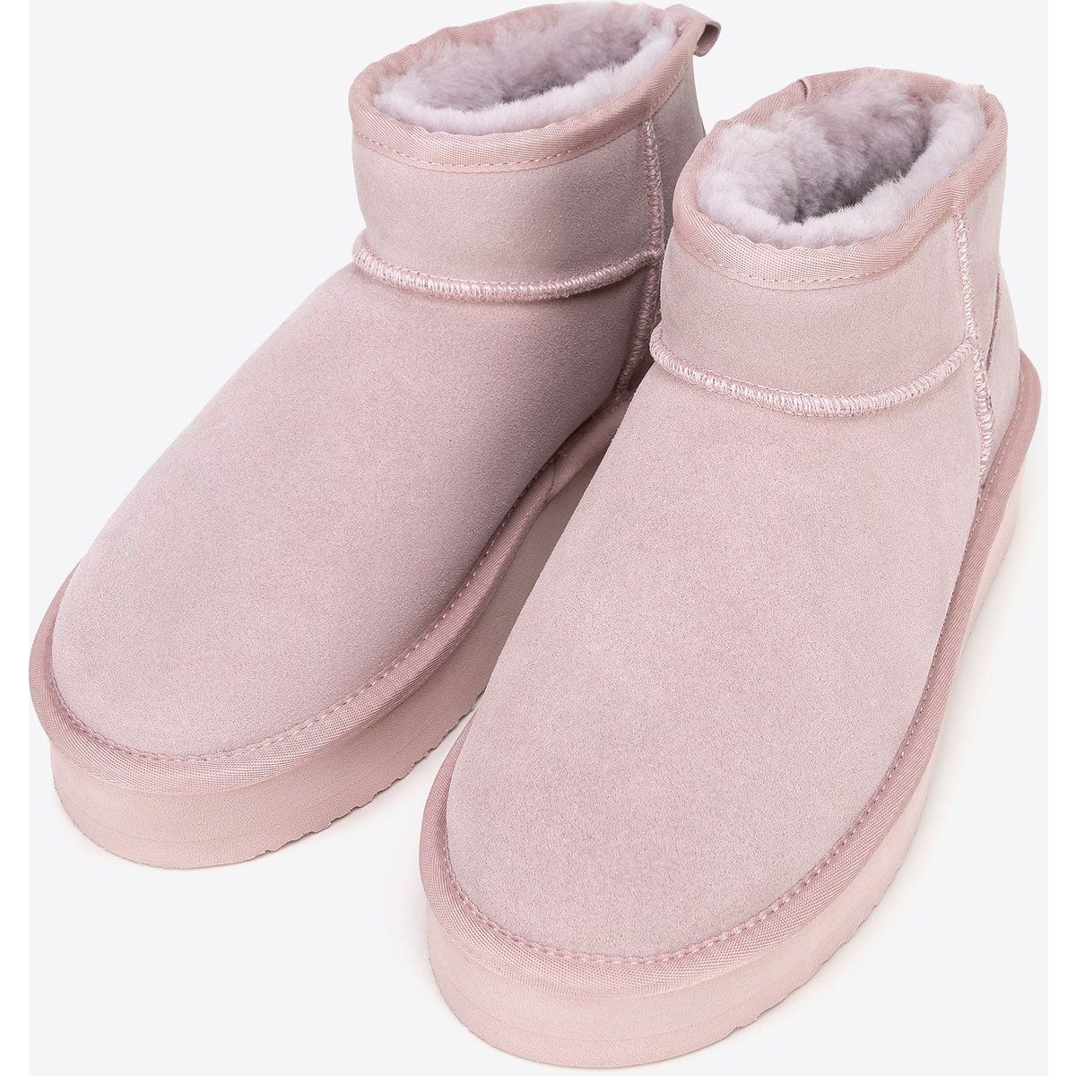 Kurzer Stiefel aus Wildleder mit Schaffellfutter