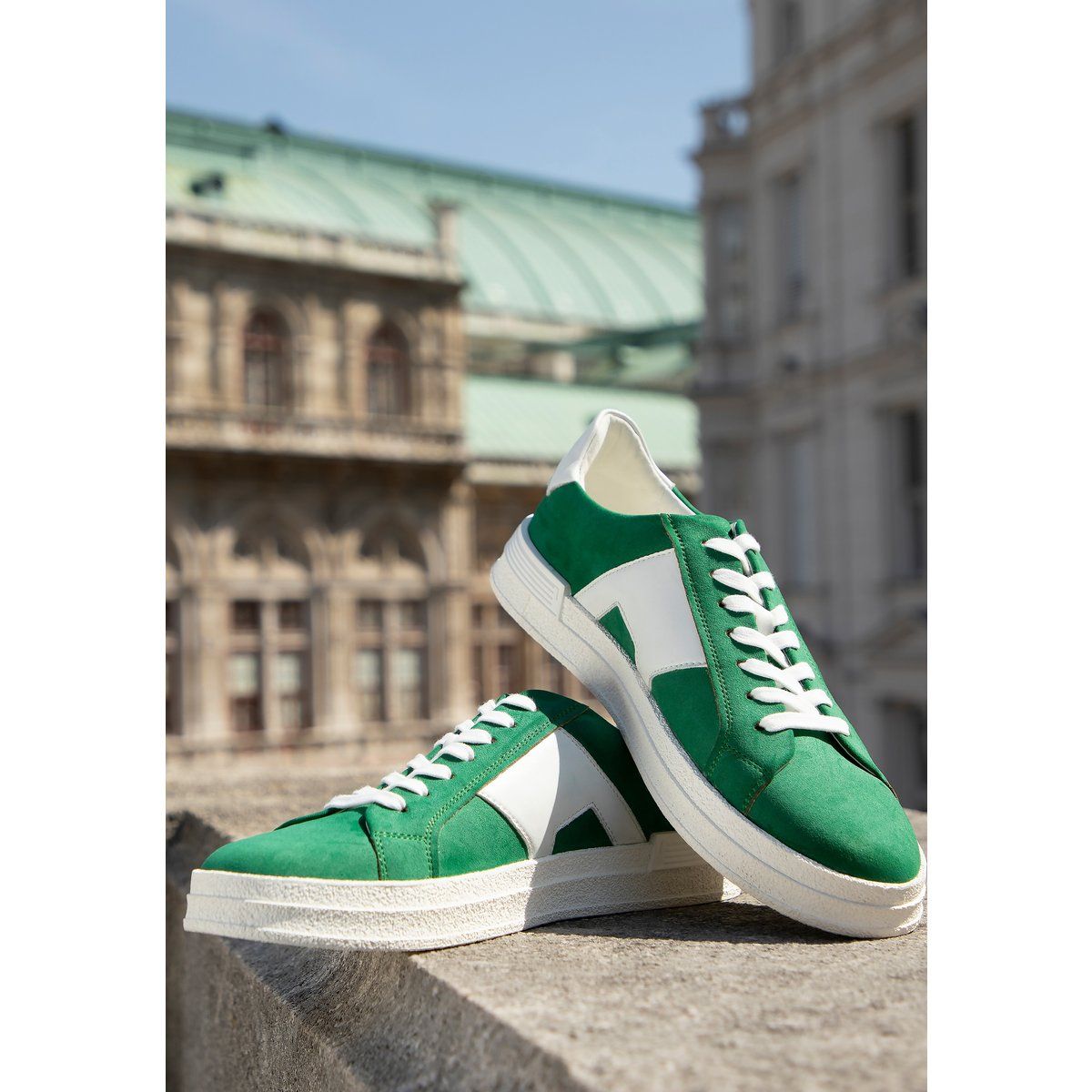 Low-Top Sneaker in Veloursoptik