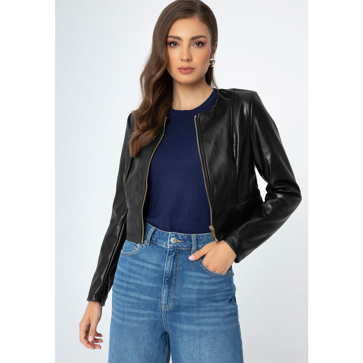 Kurze Jacke aus perforiertem Kunstleder
