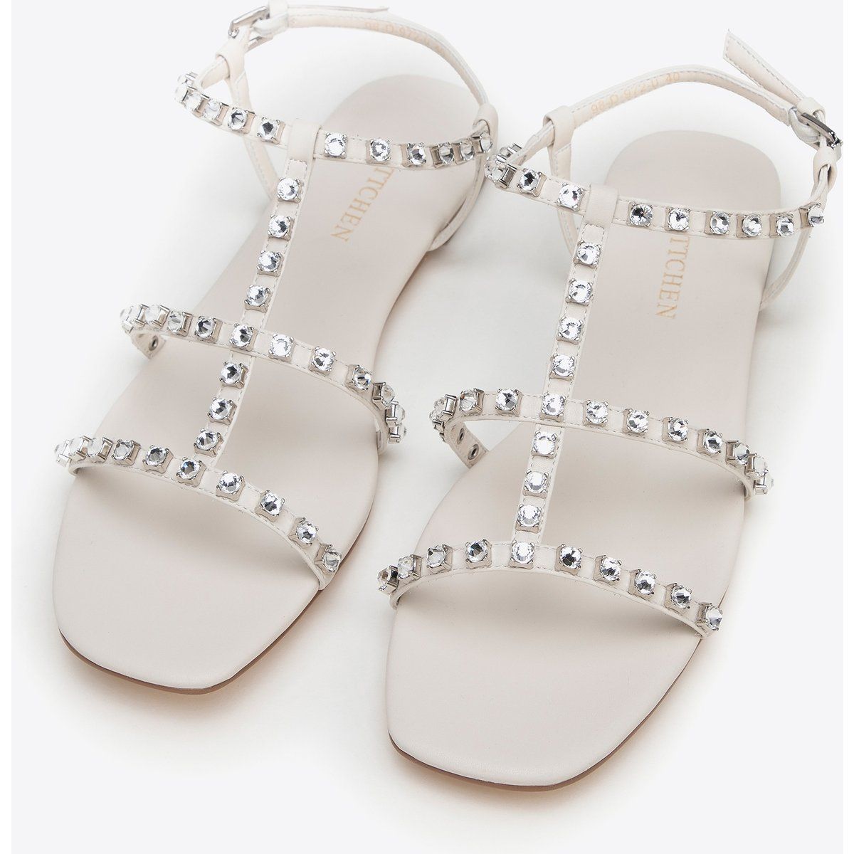 Kristallbesetzte flache Ledersandalen
