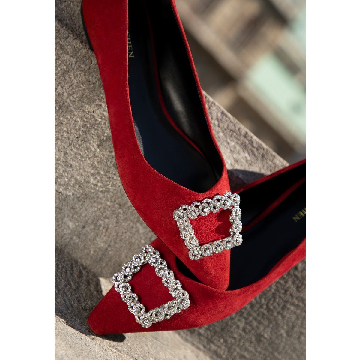 Elegante rote Wildleder Ballerinas mit Schnalle